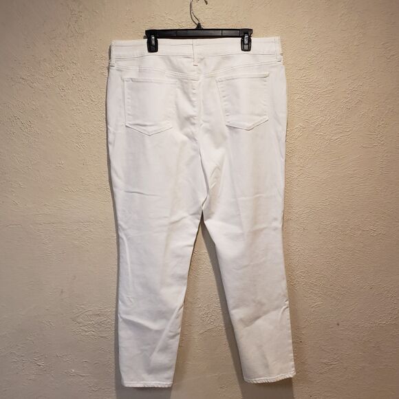 Chico’s Straight Cropped Leg White Pants Chico’s Size 3.5R - Picture 8 of 10